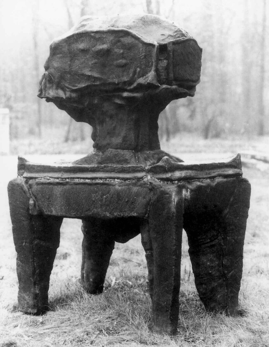 Robert Sobociński, Pancerz, 1985, żeliwo, 160x120x80 cm