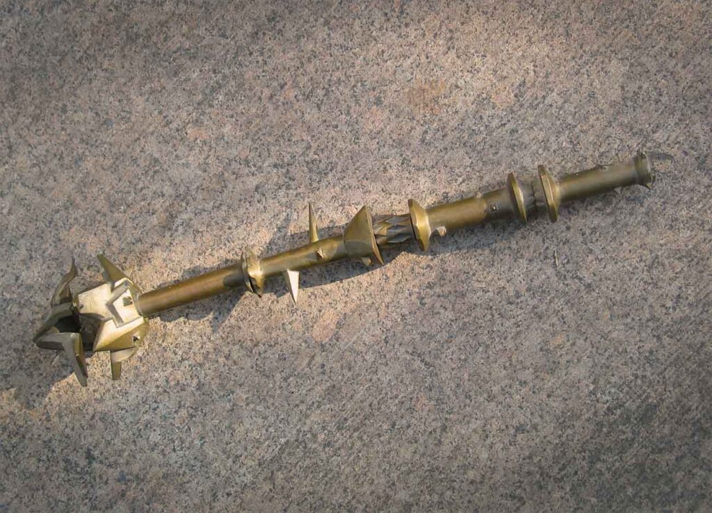 Robert Sobociński, Pancerz na kwiat, 1895, brąz, 46x9x8 cm