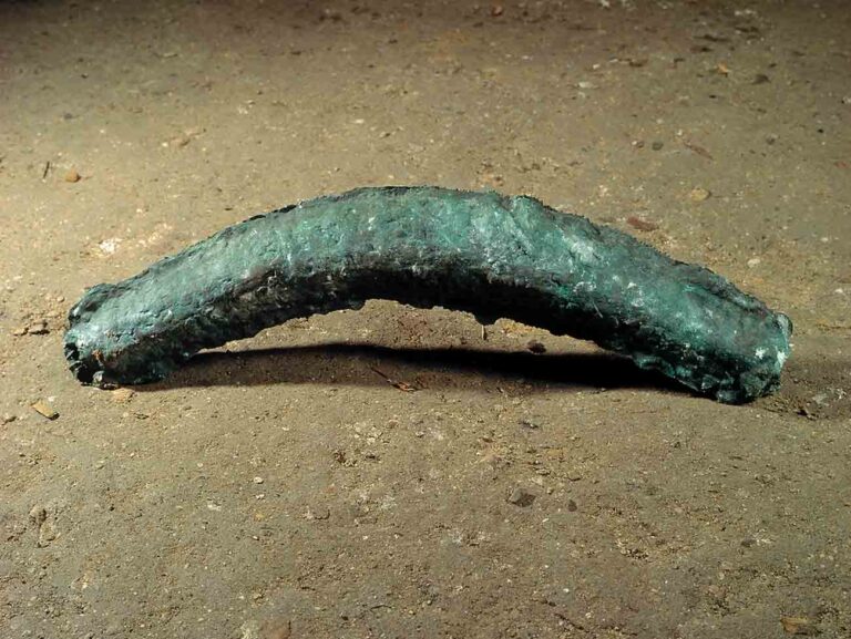 Robert Sobocinski, Grand arch, 2002, bronze, 170×10×10 cm