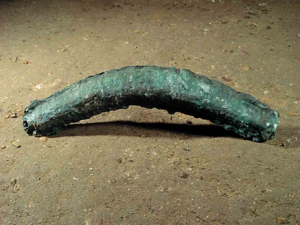 Robert Sobocinski, Le grand arche, 2002, bronze, 170×10×10 cm