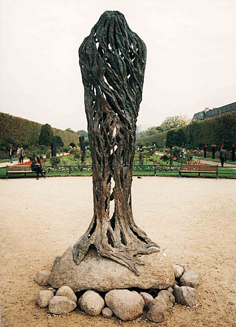 Robert Sobocinski, Alert, 1995, bronze, 340 x 90 x 80 cm