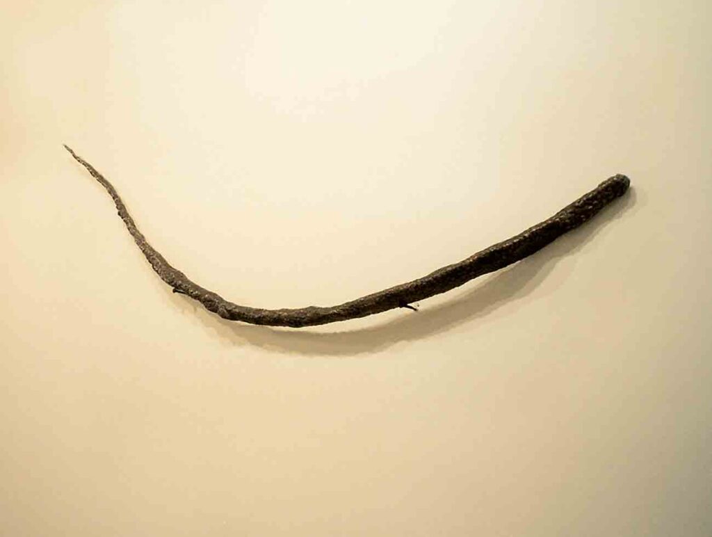 Robert Sobocinski, Le grand arche, 2002, bronze, 170×10×10 cm