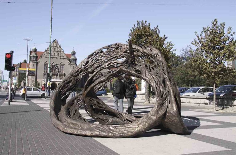 Robert Sobocinski, Chaos, bronze, 500 x 250 x 250 cm