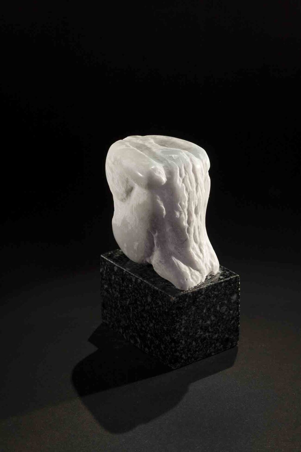 Robert Sobociński, Istota, 2019, marmur, 10x5x5 cm