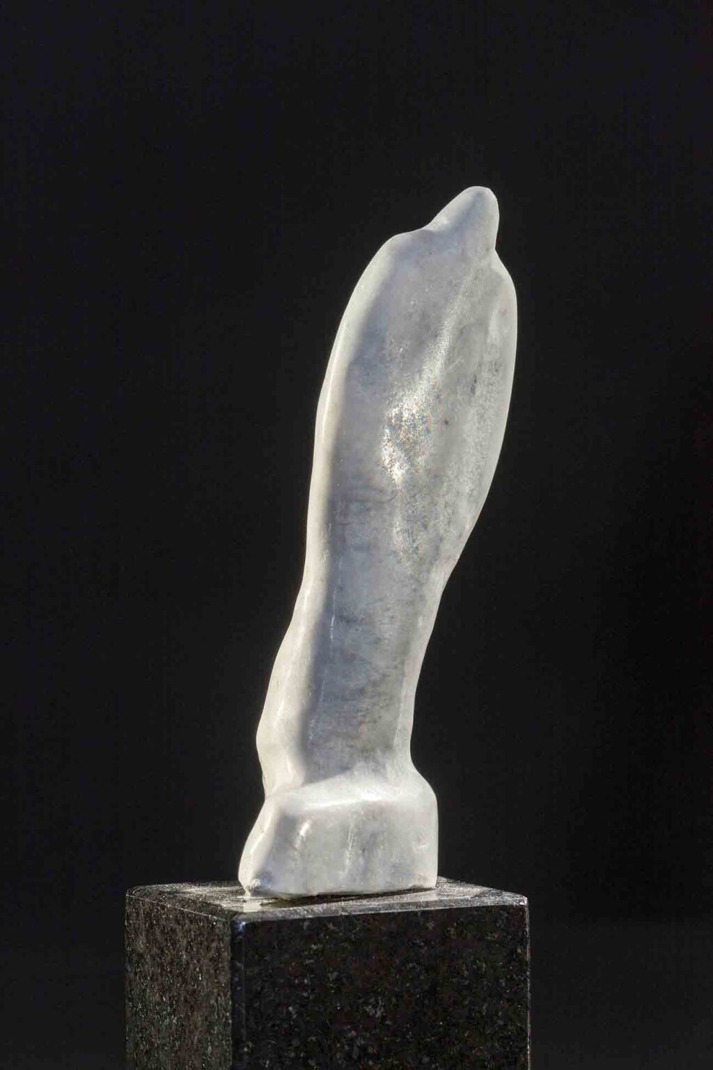 Robert Sobocinski, Le tourneboulé , 2022, marbre, 13x7x6 cm