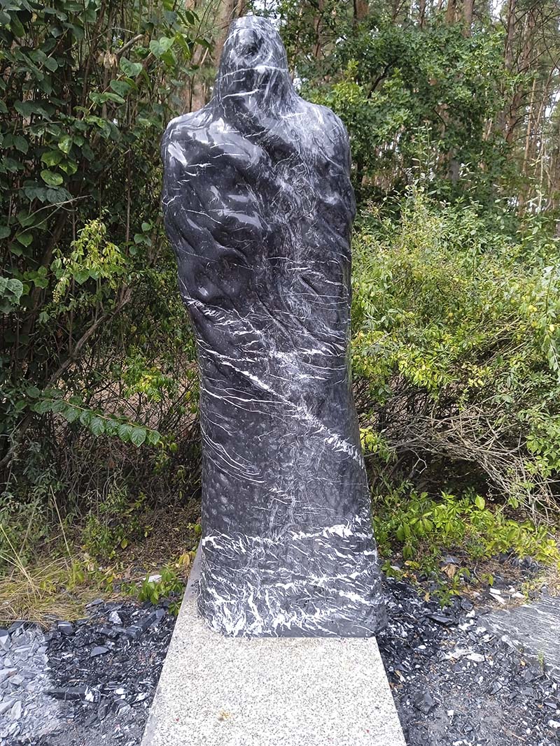 Robert Sobocinski, Hésitant, marbre noir, 200x70x70 cm